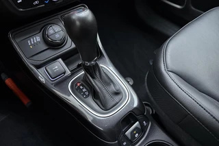 Jeep Compass 4xe 240 Plug-in Hybrid Electric S Automaat | Lederen bekleding | Trekhaak | Camera | Keyless | Lichtmetalen velgen black | Climate control / 31