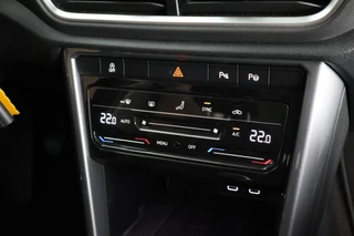 Volkswagen T-Roc 1.0 TSI 110pk Style Trekhaak LED Virtual Cockpit Navigatie / 34