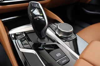 BMW 5 Series Touring 530i High Executive Luxury Line Automaat  / Navigatiesysteem Professional / Panoramadak / Trekhaak / Comfortstoelen / Driving Assistant Plus / Adaptieve LED-koplampen / Hifi / Stuurwielrand Verwarmd / Achteruitrijcamera / Head-Up Display / Stoelverwarming / 21