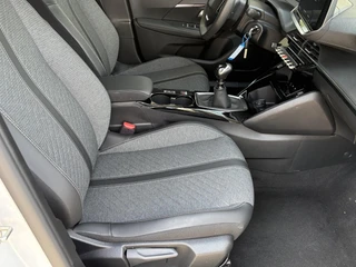 Peugeot 2008 1.2T 100pk Allure | DEMO | Facelift model | Parkeersensoren voor + achter | Apple Carplay/Android Auto | Climate Control | Lichtmetalen velgen / 10