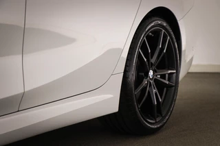 BMW 3-serie 318i M-Sport Executive Edition | AUDIO MEDIA- PACK | DRAADLOZE LADER | DAB | APPLE | CAMERA | 19" / 20