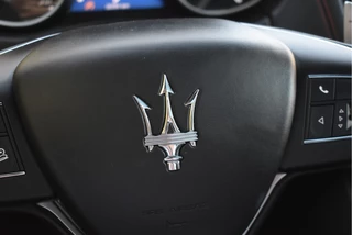 Maserati Levante 3.0 V6 AWD GranLusso 350 pk Facelift Driver ass.Pack 1 | Open dak | Harman/Kardon | Camera | Luchtvering | Carplay | Keyless | DAB | Full LED | 20" / 57