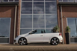 Volkswagen Golf Cabrio 2.0 TSI GTI | 2e eigenaar | DSG | Xenon | Stoelverwarming | Climatronic | Cruise control | Navigatie | Bluetooth | PDC | 18 inch Detroit | Origineel / 7