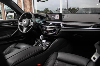 BMW 5-serie M550d xDrive High Executive | 2e eigenaar | Driving Assistant Plus | Innovation pakket | Stoelverwarming & -ventilatie | Stuurverwarming | Harman-kardon | 360 camera / 12