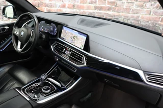 BMW X5 xDrive45e High Executive xLine Automaat  / Panoramadak / SOH 82% / Live Cockpit Professional / Trekhaak / Luchtvering / Stoelventilatie / Personal CoPilot Pack /  Comfortstoelen / Nappa Leder / Harman Kardon / Stoelverwarming / Head-Up Display / Active Steering / Individual Dashboard Leder / 20