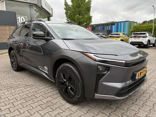Toyota bZ4X Touring DYNAMIC 75 KWH VOORRAAD VOORDEEL VAN €49.990 VOOR €47.300!!! BLIND-SPOT PARK-SENSOREN STOEL/STUURVERW APPLE/ANDROID 18" LM-VELGEN / 7