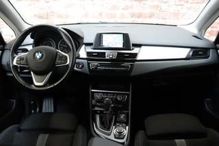 BMW 2 Series Active Tourer 218i Executive Automaat  / Trekhaak / Parkeersensoren / Stoelverwarming / Navigatie / Cruise Control / Bluetooth / Climate Control / LED / Sportstoelen / Multifunctioneel Stuurwiel / 17 Inch / 16