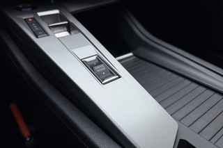 Peugeot 408 1.2 Hybrid 145 e-DCS6 Allure | Achteruitrijcamera | Dealer Onderhouden l Wireless Apple Carplay & Android Auto l TomTom Navigatie l DAB l Bluetooth l PDC l Camera l LED l Lichtmetalen Velgen / 24