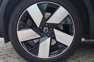 Volvo XC40 T4 Recharge Plus Bright | Stoelverwarming | Trekhaak | 360° Camera | H/K | Keyless / 18