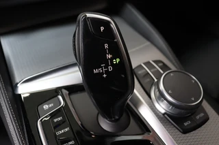 BMW 5 Series Touring 520i High Executive M Sport Pakket Automaat  / Navigatiesysteem Professional / Adaptieve LED-koplamp / Hifi / Climate Control / Parkeersensoren / Sfeerverlichting / Chrome Line / Sportstoelen / Cruise Control / Stoelverwarming / 17