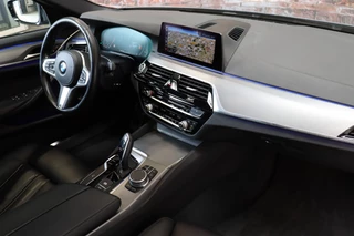 BMW 5 Series Touring 520i High Executive M Sport Pakket Automaat  / Navigatiesysteem Professional / Panoramadak / Comfortstoelen / Driving Assistant Plus / 19 Inch / Stoelverwarming voor+achter / Achteruitrijcamera / Hifi / Adaptieve LED-koplampen / Leder / DAB / 17