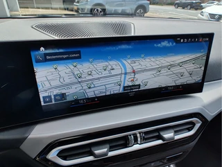 BMW 3 Serie Touring 320e PHEV  Orig NL. | Leder | Park Assist | Carplay/Android / 17