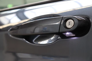 BMW 1 Series 118i Executive Sport Line Automaat 5 deurs / Navigatie Professional / LED / Trekhaak / Climate Control / 17 Inch / Bluetooth / Sportstoelen / Parkeersensoren / Lichtpakket / Cruise Control / Stoelverwarming / Neerklapbare Achterbank / 10