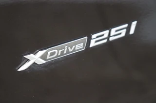 BMW X1 xDrive25i High Executive xLine Automaat  / Navigatiesysteem Plus / Driving Assistant Plus / Trekhaak / Panoramadak / Park Assistant / Leder / Park Assistant / AWD / 18 Inch / Head-Up Display / Stoelverwarming / Hifi / Parkeersensoren / Climate Control / LED / 12