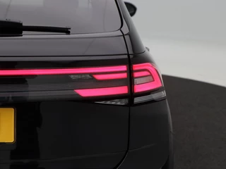 Volkswagen Taigo 1.0 TSi 110 Pk Automaat Life Business | Panorama dak | Adaptive cruise | Stoelverwarming | Trekhaak | CarPlay | 17 Inch | 86.564 Km !! / 15