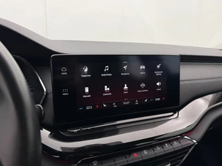 Skoda Octavia Combi 1.5 e-TSI Style | Adaptive Cruise | Navi | Camera | Stoelverwarming | CarPlay / 17
