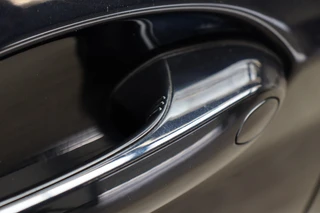 BMW iX3 High Executive 80 kWh Automaat  / Driving Assistant Professional / SOH 97% / Live Cockpit Professional / Trekhaak / Panoramadak / Adaptief Onderstel / Leder / Harman Kardon / Shadow Line / Head-Up Display / Adaptieve LED-koplampen / DAB / 20 Inch / 9