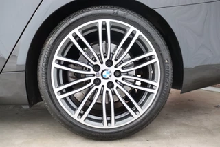 BMW 5 Series Touring 520i High Executive M Sport Pakket Automaat  / Live Cockpit Professional / Driving Assistant / Head-Up Display / Comfortstoelen / Achteruitrijcamera /  19 Inch / Exklusivleder 'Nappa' / DAB / Stoelverwarming / Hifi / Extra Getint Glas / Ambiance Verlichting / 12