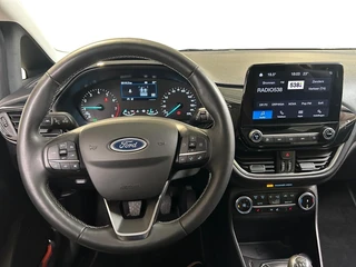 Ford Fiesta 1.0 EcoBoost Hybrid Titanium | Apple Carplay / Android Auto | Stoel + Stuurverwarming | Cruise Control | Parkeersensoren Achter | Lichtsensor | Climate Control | Verwarmbare Voorruit / 18