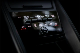 Porsche Macan 4 100 kWh  Pano Luchtvering Sport Chrono Matrix Passenger Display / 38