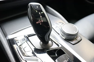 BMW 5 Serie Touring 530e High Executive M Sport Pakket Automaat  / Live Cockpit Professional / SOH 87% / Panoramadak / Trekhaak / Driving Assistant Professional / Comfortstoelen / Laserlight / Head-Up Display / Adaptief Onderstel / DAB / Parking Assistant / Hifi / 24