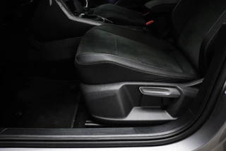 Volkswagen T-Roc 1.5 TSI Style | IQ LIGHT | STOELVERWARMING | CLIMA | APP CONNECT | DAB | PDC / 31