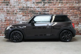 MINI Cooper Hatchback Chili Business 3 deurs  / Navigatiesysteem Professional / Panoramadak / LED / Climate Control / Parkeersensoren / Sportstoelen / Cruise Control / Bluetooth / 17 Inch / Chrome Line / Lichtpakket / Extra Getint Glas / 4