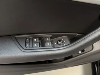Audi A4 Avant 35 TFSI S Edition Leder-Stof Navigatie LED Parkeersensoren / 19