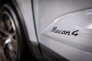 Porsche Macan 4 100 kWh  Pano Luchtvering Sport Chrono Matrix Passenger Display / 30