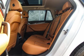 BMW 5-serie Touring 540i xDrive High Executive Luxury-Line | 1e eigenaar | Achterasbesturing | Cruise control adaptief | Apple carplay | Adaptief LED | DAB | Panoramadak | HiFi audio / 18