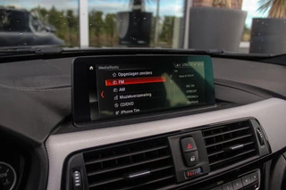 BMW 3-serie Touring 318i Corporate Lease Executive | M Sport pakket | Stoelverwarming | LED | Navigatie Professional | Bluetooth | Sportstoelen | M-sportstuur | PDC | Shadow Line / 25