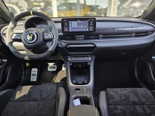 Fiat 600e Abarth Scorpionissima 54 kWh | Apple-Android | Sportstoelen | Parkeercamera / 13