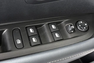 Peugeot 208 1.2 Hybrid 100 e-DCS6 Allure / 26