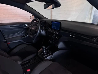 Ford Focus 1.0 EcoBoost ST Line Business Trekhaak Navi ACC Smartlink 17'' / 2