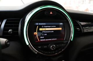 MINI Cooper S Cabrio Chili Automaat  / Navigatiesysteem / Leder / Climate Control / Harman Kardon / Parkeersensoren / LED / Sportstoelen / Windscherm / Cruise Control / 17 Inch / Lichtpakket / Bluetooth / 32