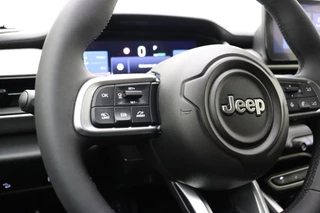 Jeep Avenger Altitude 54 kWh | Adaptive Cruise control | Climate control | Camera | 18" Lichtmetalen velgen | Getint glas | Keyless | Bluetooth | Draadloze telefoonlader / 32