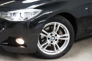 BMW 3 Serie Gran Turismo 335i xDrive High Executive M Sport Pakket Automaat  / Navigatiesysteem Professional / Panoramadak / Trekhaak / Leder / Innovatiepakket / 18 Inch / Shadow Line / Active Cruise Control met Stop en Go-functie / Stoelverwarming / Climate Control / Xenon / Extra Getint Glas / 9