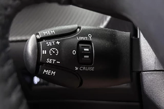 Peugeot 208 1.2 Hybrid 110 e-DCS6 Allure Achteruitrijcamera Apple CarPlay Navigatie / 26