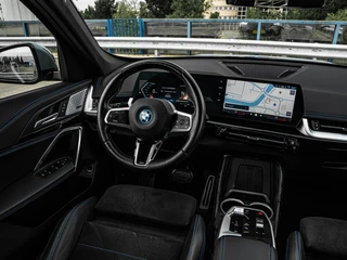 BMW iX1 eDrive20 67 kWh M Sport | SOH 100% | Trekhaak | Harman/Kardon | Keyless | LED | Camera | Navigatie | 18" / 15