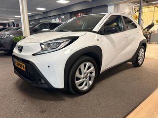 Toyota Aygo X 1.0 VVT-i MT first / apple /stoelverw /cruisec /camera/pdc/clima/boeken / 2