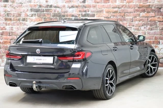 BMW 5 Serie Touring 520i High Executive M Sport Pakket Automaat  / Trekhaak / Panoramadak / Stoelverwarming / Nappa Leder / Comfortstoelen / Achteruitrijcamera / Apple Carplay / Driving Assistant / Cruise Control / Navigatie Professional / Adaptief Onderstel / 5