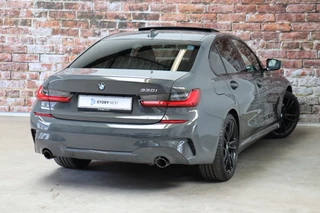 BMW 3 Serie Sedan 330i High Executive M Sport Pakket Automaat  / Live Cockpit Professional / Schuif-/kanteldak / M Sportremsysteem / Leder / Shadow Line / 19 Inch / Extra Getint Glas / Stoelverwarming / Climate Control / Parkeersensoren voor+achter / Stuurwiel Verwambaar / Hifi / 5