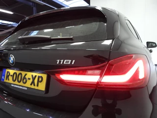 BMW 1-Serie 118i Aut. Intro Sport Line VOL LEER/NAVI/CAMERA/LED/18"LMV! / 32