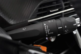 Peugeot 208 1.2 Hybrid 110 e-DCS6 Allure 2+6 jaar garantie / 37