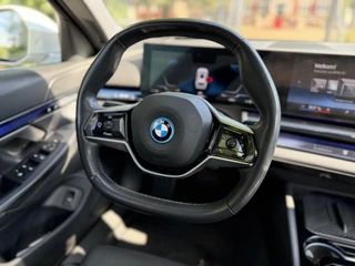 BMW i5 Touring eDrive40 Business Edition 84 kWh | SOH 96% | Pano | BTW | / 10