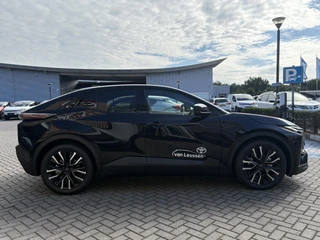 Toyota C-HR+ First Edition 77 kWh NIEUW DIRECT LEVERBAAR! STOEL/STUURVERW 20'' LM-VELGEN BLIND SPOT EL-ACHTERKLEP WARMTEPOMP NAVI PARK-SENSOREN CAMERA CLIMA APPLE/ANDROID / 2
