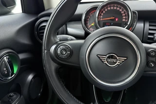 MINI 5-Deurs 1.5 Cooper 60 Years Edition Automaat | Navigatie | Climate control | Parkeersensoren |5 Deurs | Lichtmetalen velgen black | Keyless / 18