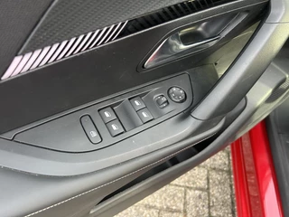 Peugeot 2008 1.2 Turbo 100 PK Allure | Nieuwste Model | Navigatie via Telefoon | LED Verlichting | Cruise Control | Hoge Zitpositie | Parkeersensoren | DAB | Digitaal Dashboard | Half Lederen stoelen | Lichtmetalen Velgen 17 inch | / 34