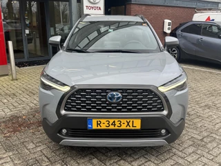 Toyota Corolla Cross 2.0 HYBRID FIRST EDITION BLIND-SPOT ELEK-ACHTERKLEP KEYLESS LM-VELGEN PARK-SENSOREN APPLE/ANDROID STOELVERW DRAADLOOS-LADEN AD-CRUISE BLUETOOOTH DAB+ / 32