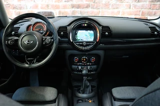 MINI Clubman Cooper Salt Business Automaat  / Navigatiesysteem / Panoramadak / 17 Inch / Apple CarPlay / Chrome Line / Head-Up Display / Climate Control / Bluetooth / Cruise Control / 16